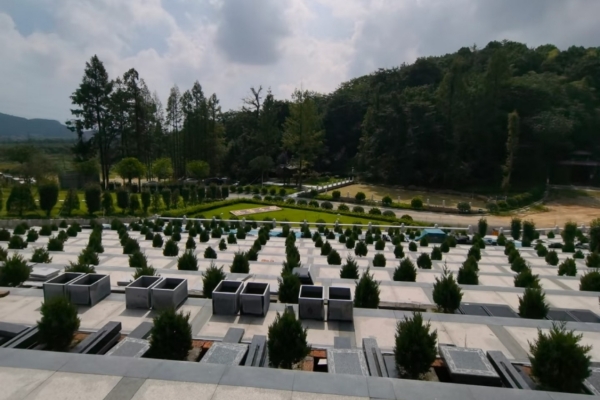 萧山泰福陵园 - 菊花网为您提供萧山泰福陵园2026年最新信息：位于义桥镇凤凰山畔，时代高架直达。陵园背山面水，江南园林风格，风水佳绝。单...